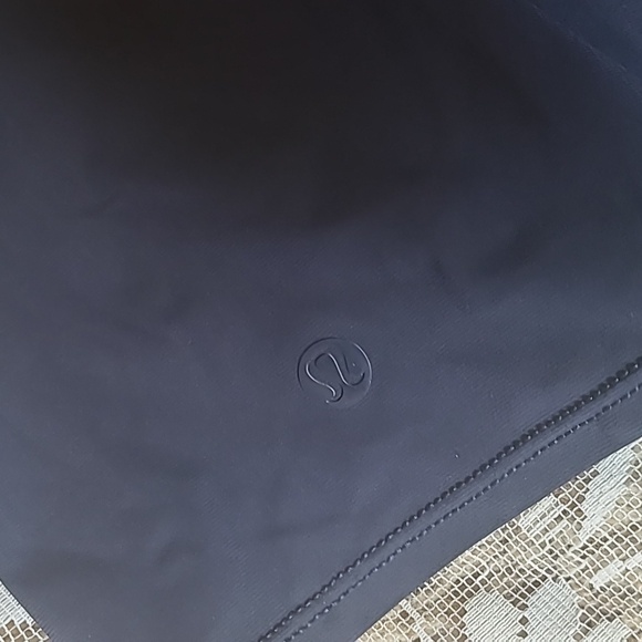 Lululemon 3/4 womens 2 layer sport shorts - Picture 2 of 8